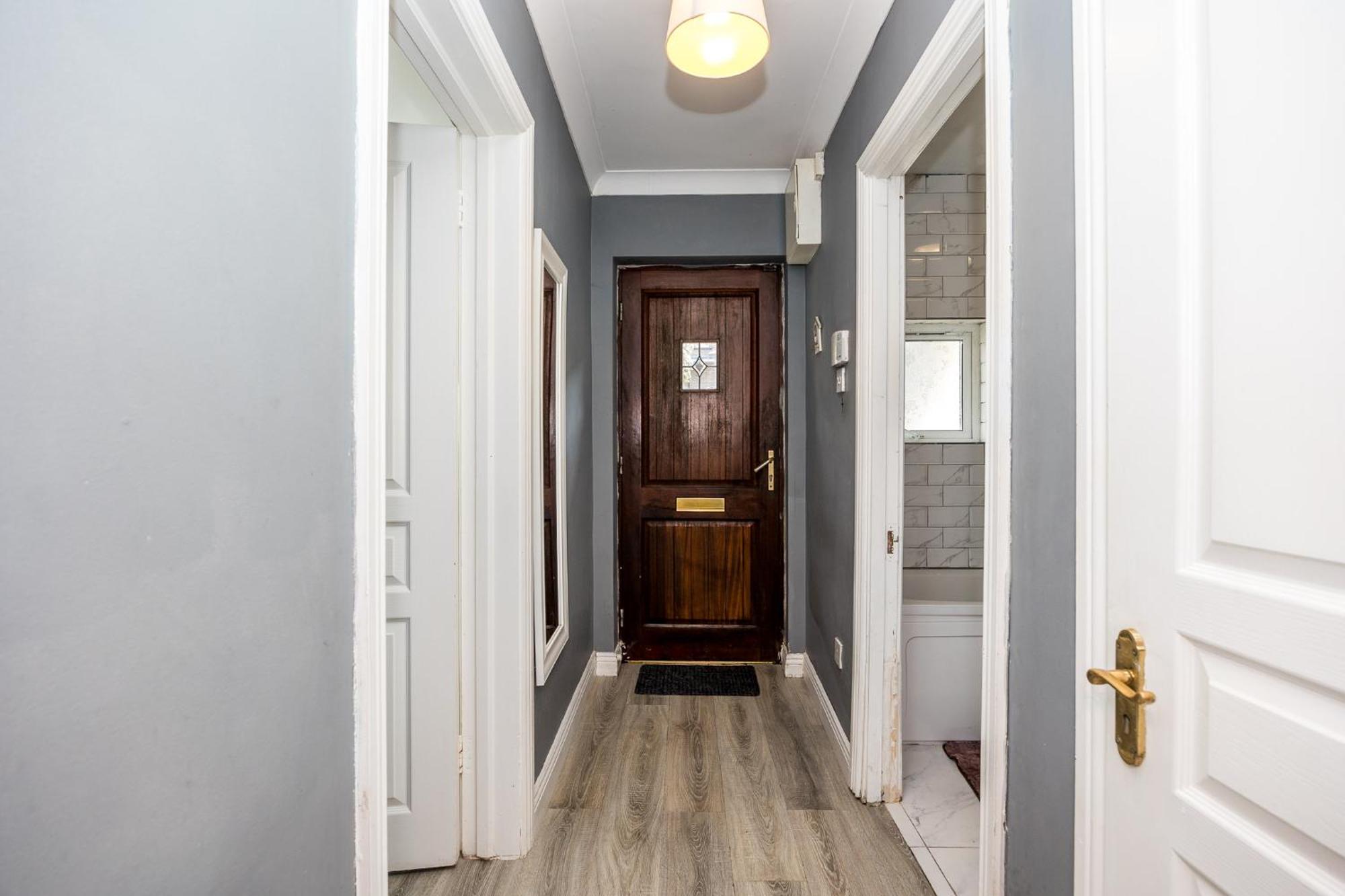 Cosy 2-bedroom Near Airport *