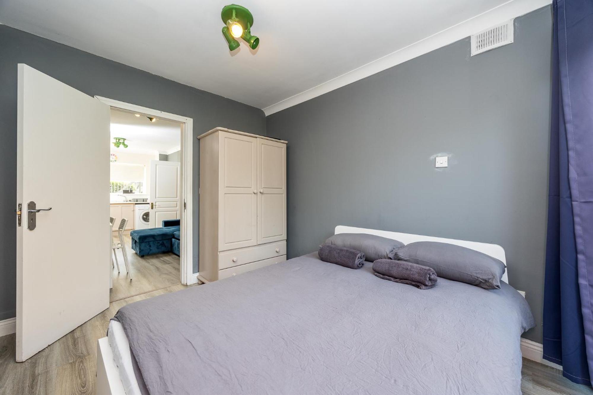 Cosy 2-bedroom Near Airport Apartment