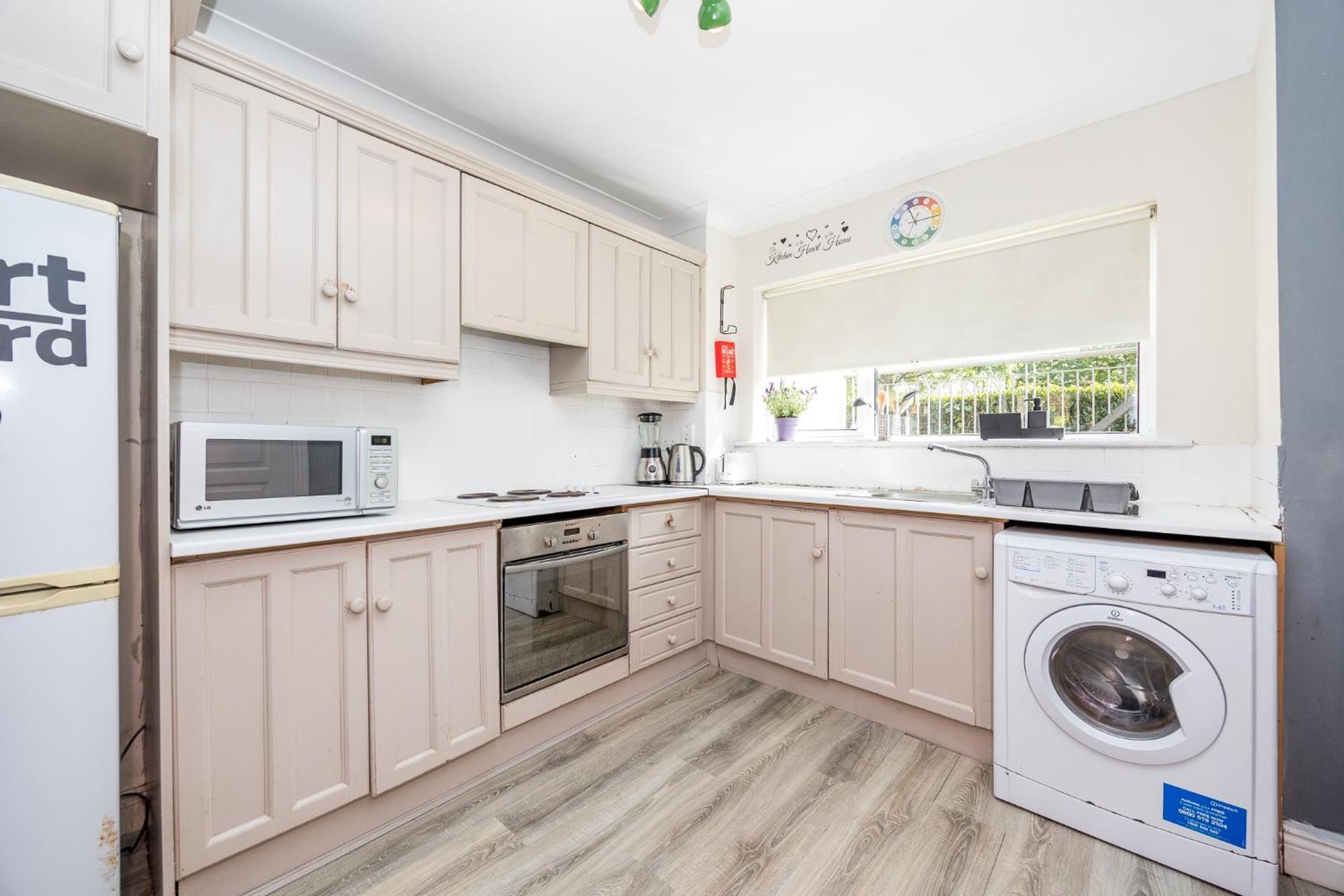 Apartment Cosy 2-bedroom Near Airport *