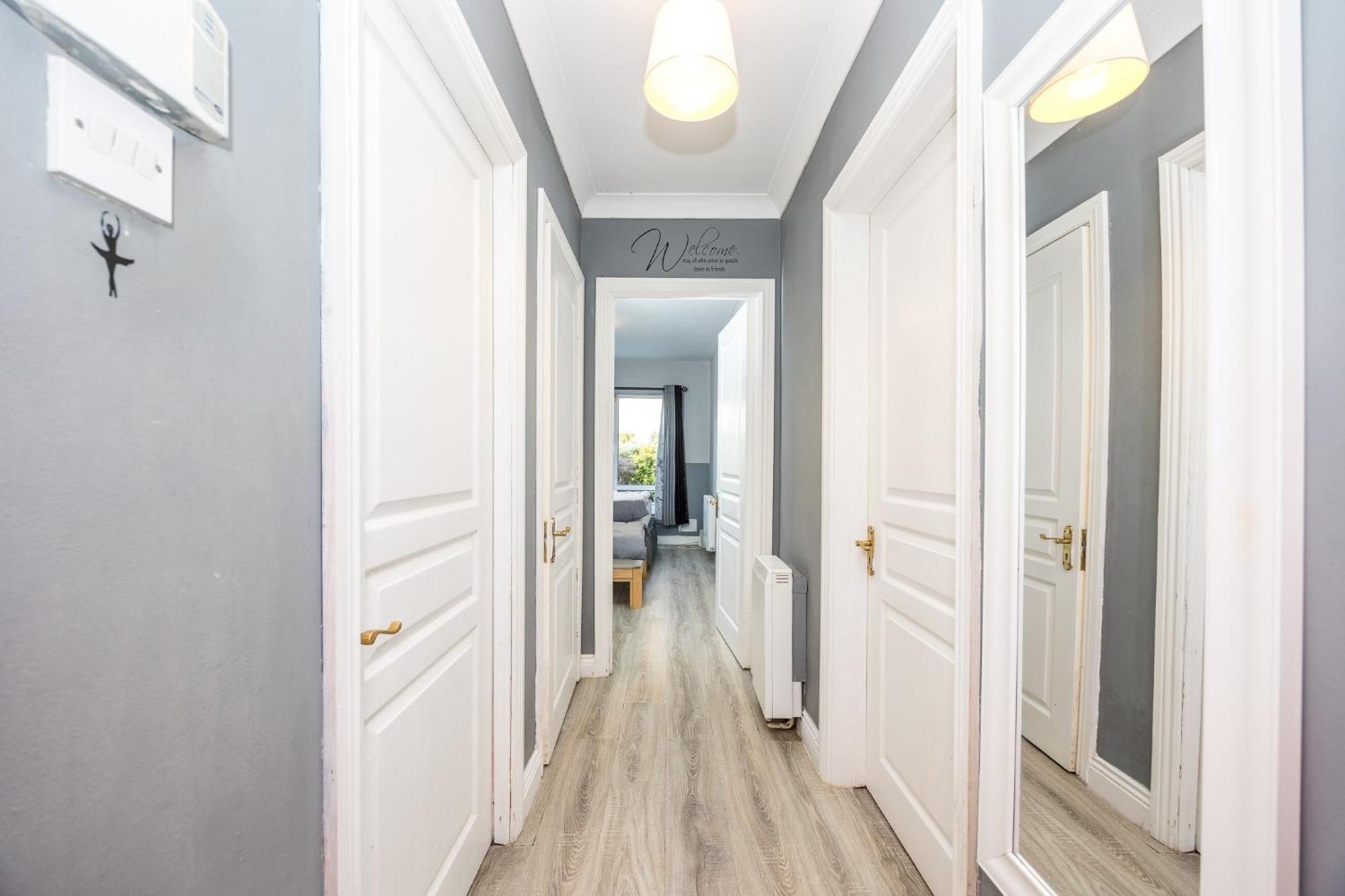 Cosy 2-bedroom Near Airport Apartment