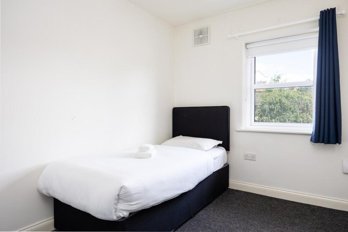 Spacious 2 Bed House - 20 Min Bus To Center *