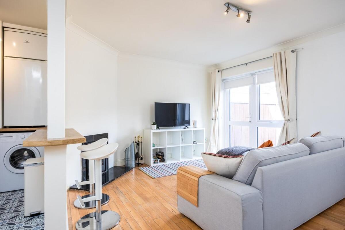 Spacious 2 Bed House - 20 Min Bus To Center *