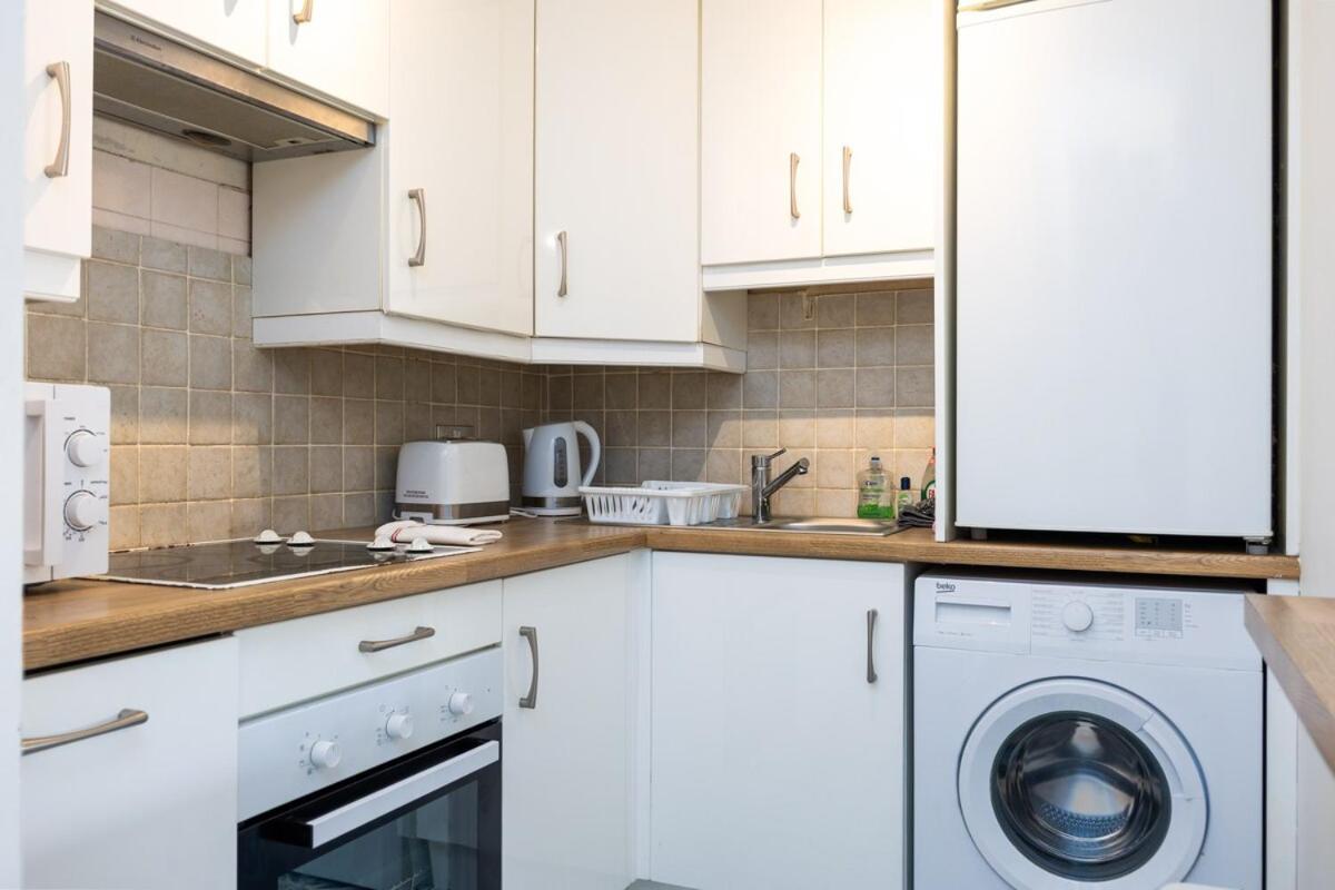 Spacious 2 Bed House - 20 Min Bus To Center *