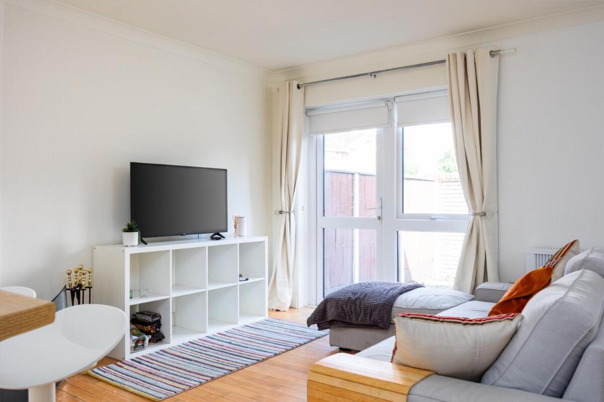 Spacious 2 Bed House - 20 Min Bus To Center Apartment *