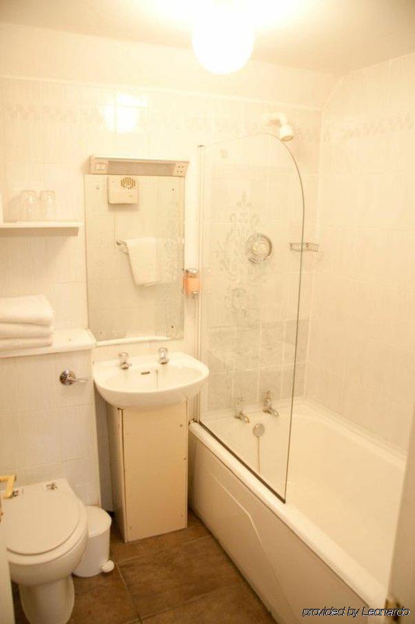 Barry's Hotel 2*