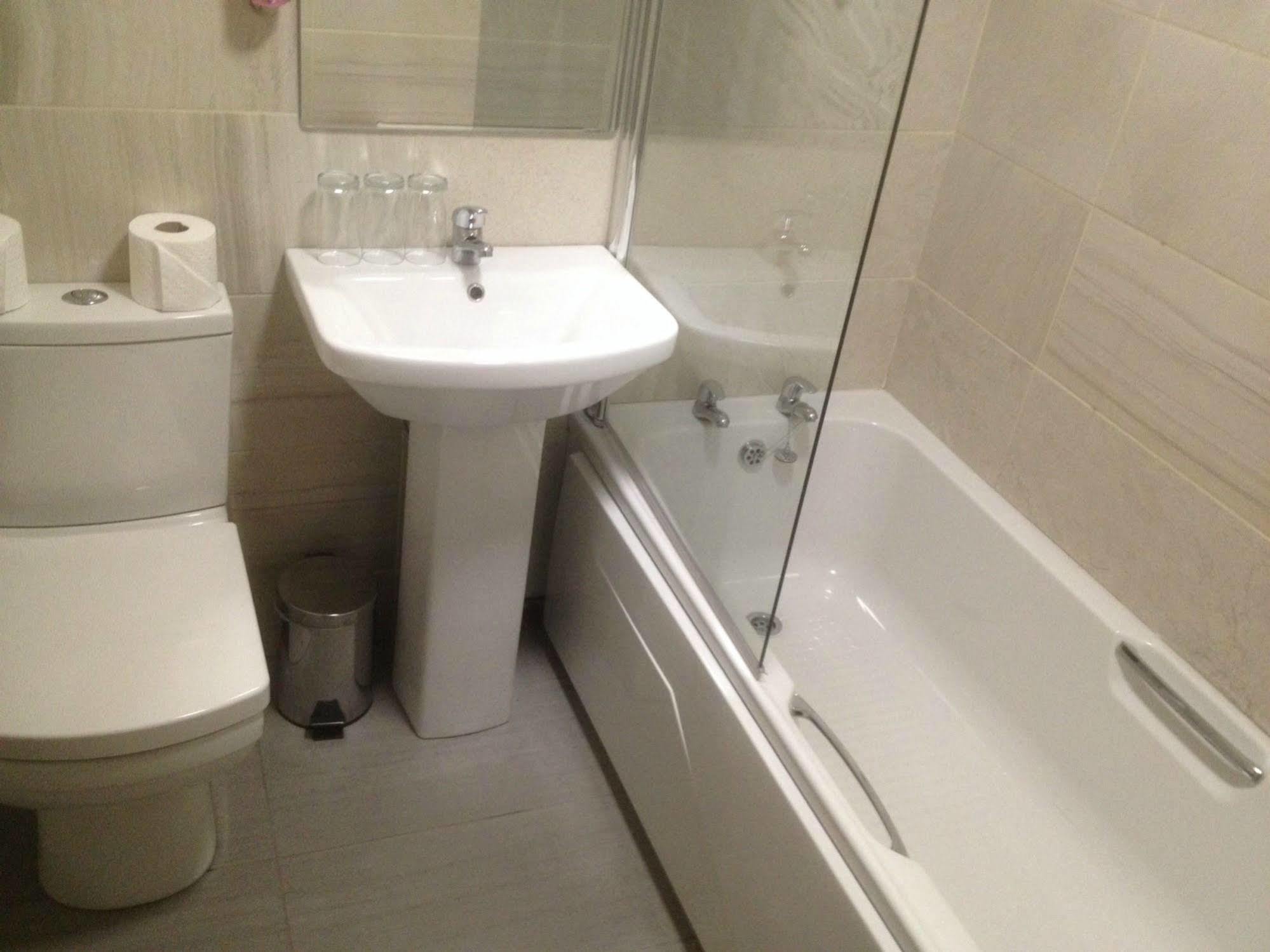 Barry's Hotel 2*