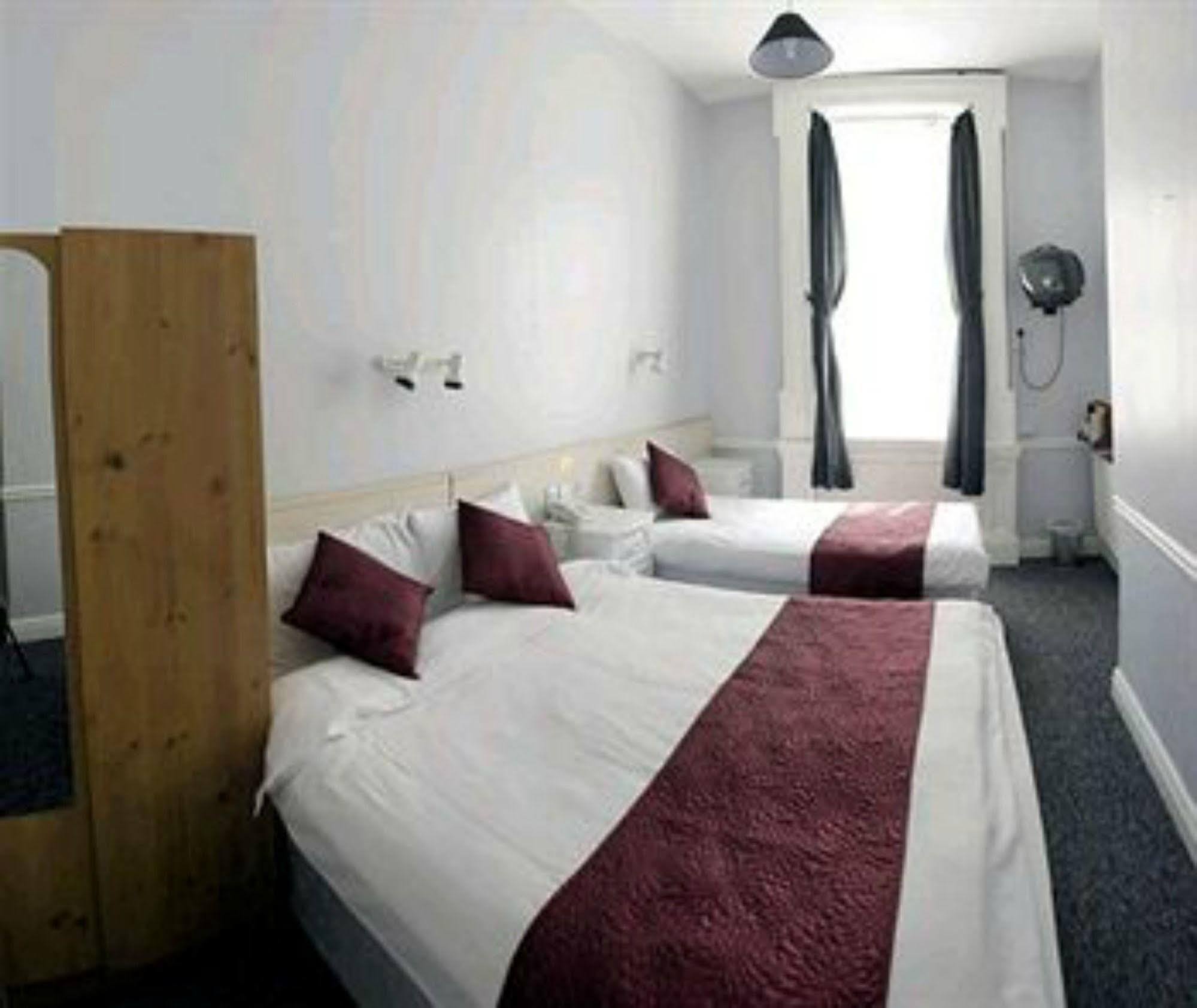 Hotel Barry's