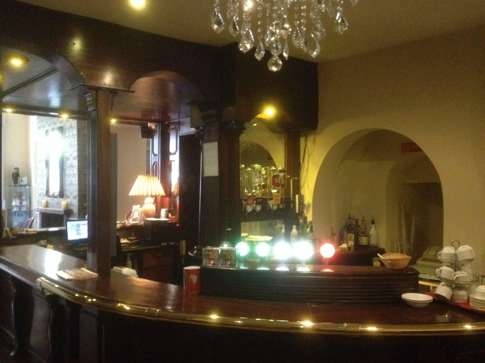 Barry's Hotel 2*
