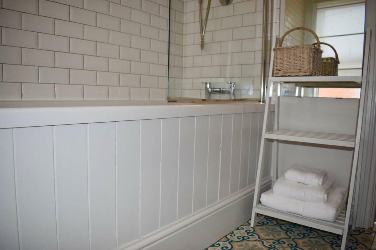 Chic And Contemporary Victorian Family *
