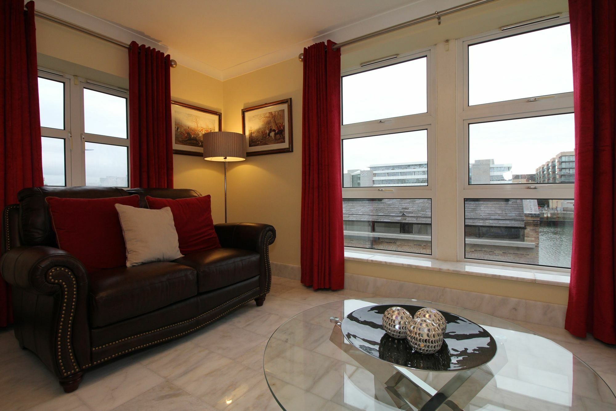 Luxury River View Apartment *