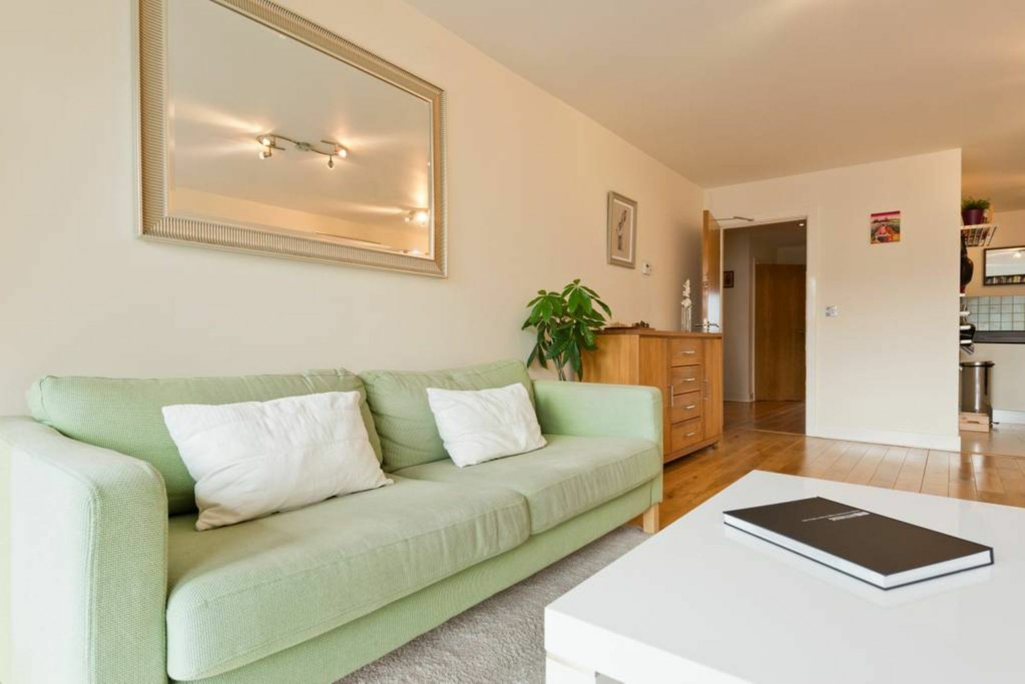 Apartment Spacious Dual-aspect 2 Bedroom *