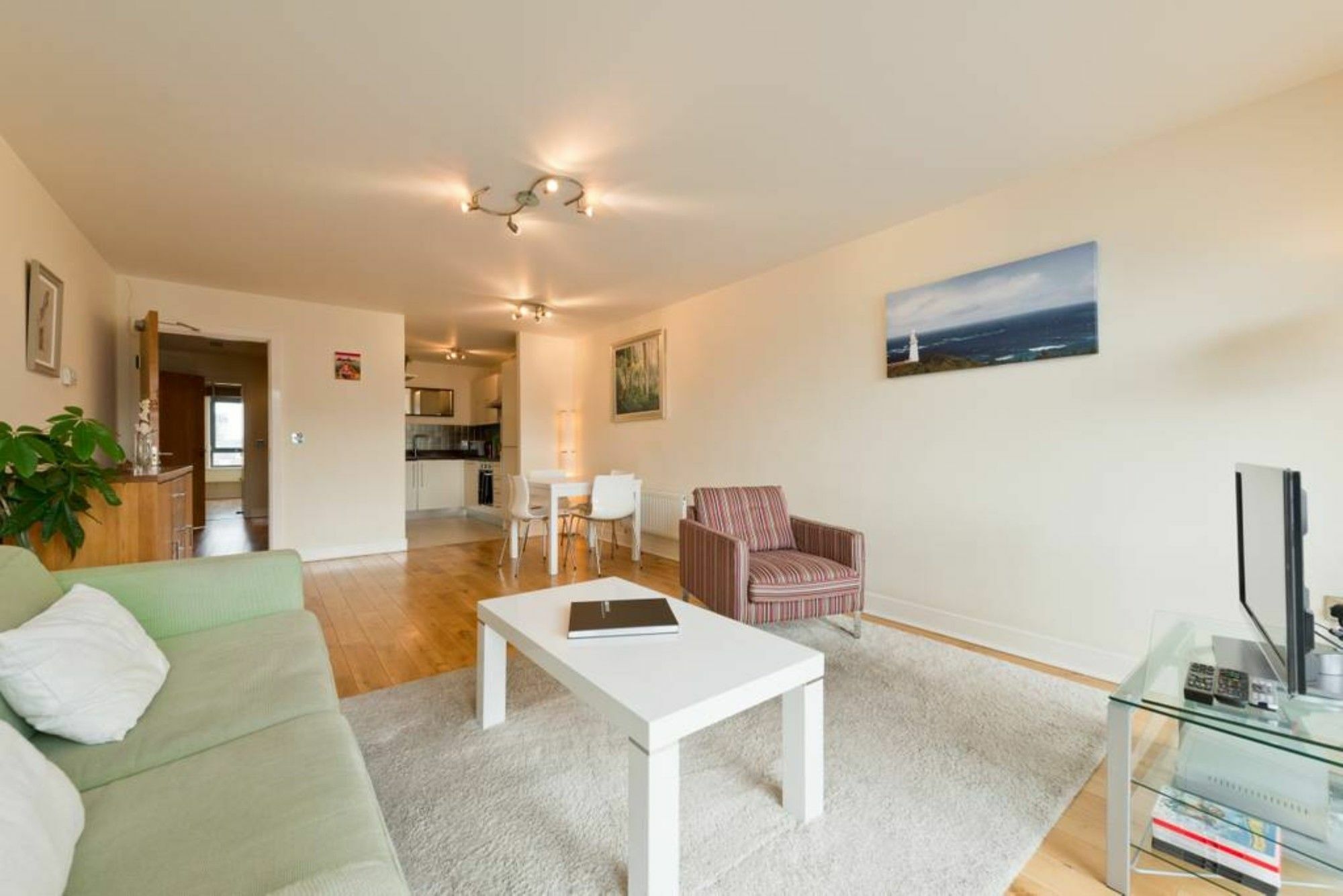 Spacious Dual-aspect 2 Bedroom *