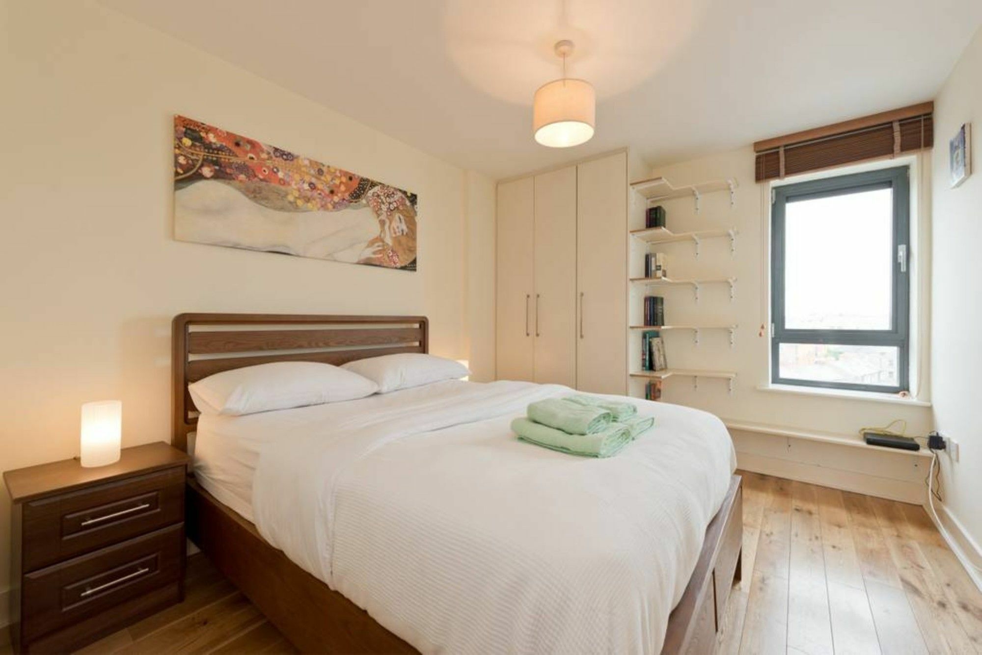 Apartment Spacious Dual-aspect 2 Bedroom *