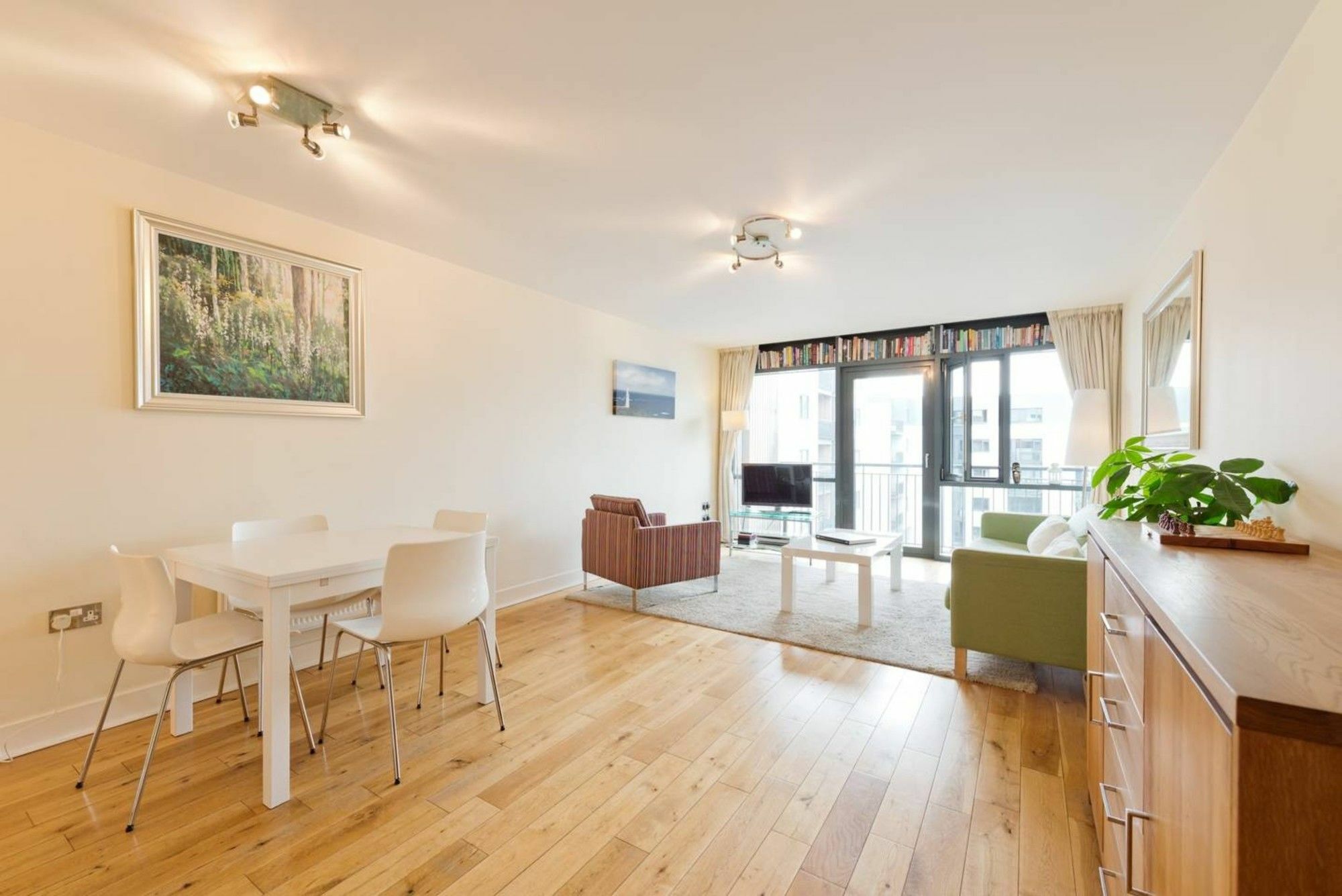 Spacious Dual-aspect 2 Bedroom