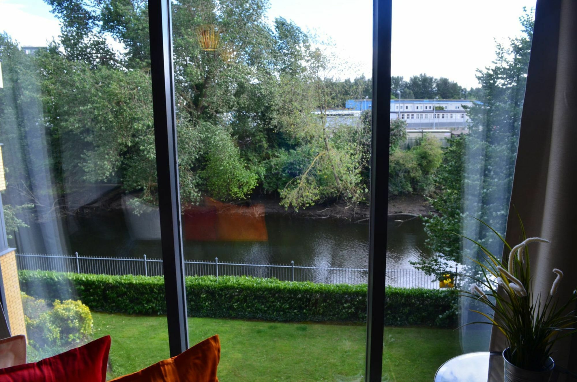 Metrostays - Riverside Apartment