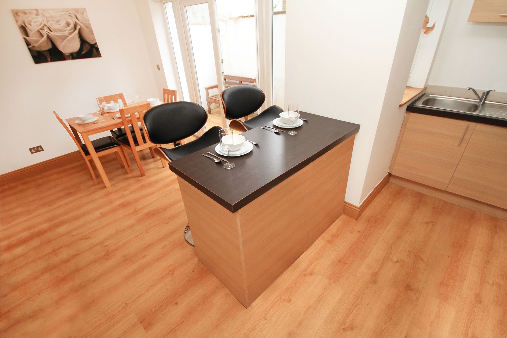 Macken Street Sleeps 10 Apartment