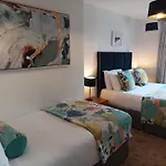 Tom Dick And Harriet\'S Accommodation