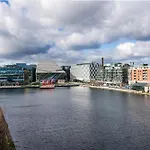 Flat W/ Balcony & Canal View - 4Min To Station