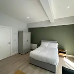 Perfect Central Studio With Outdoor Patio