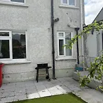 Superb Triple Room Near Airport - 4