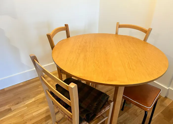 Flat W/ Balcony & Canal View - 4Min To Station