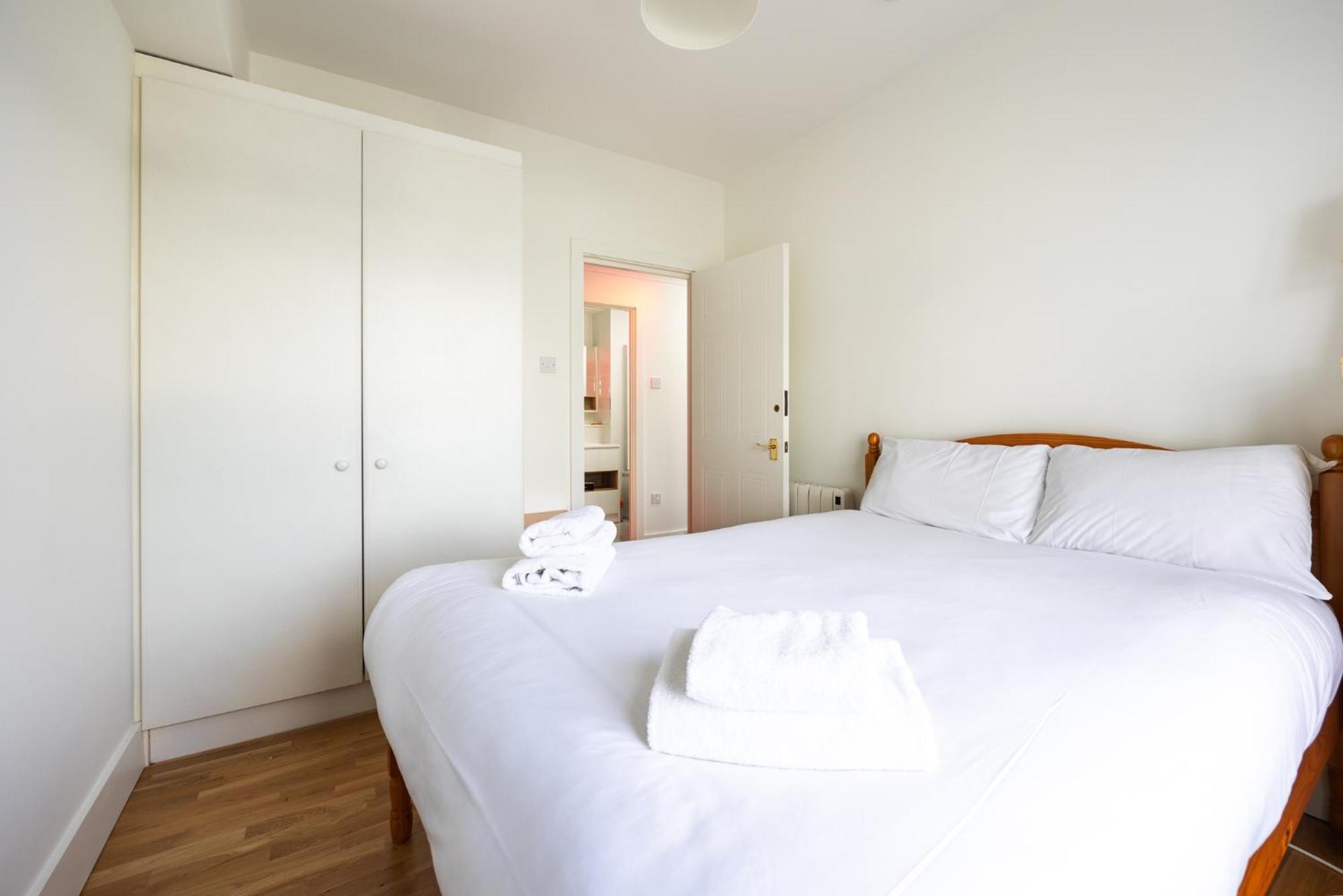 Flat W/ Balcony & Canal View - 4min To Station Apartment *