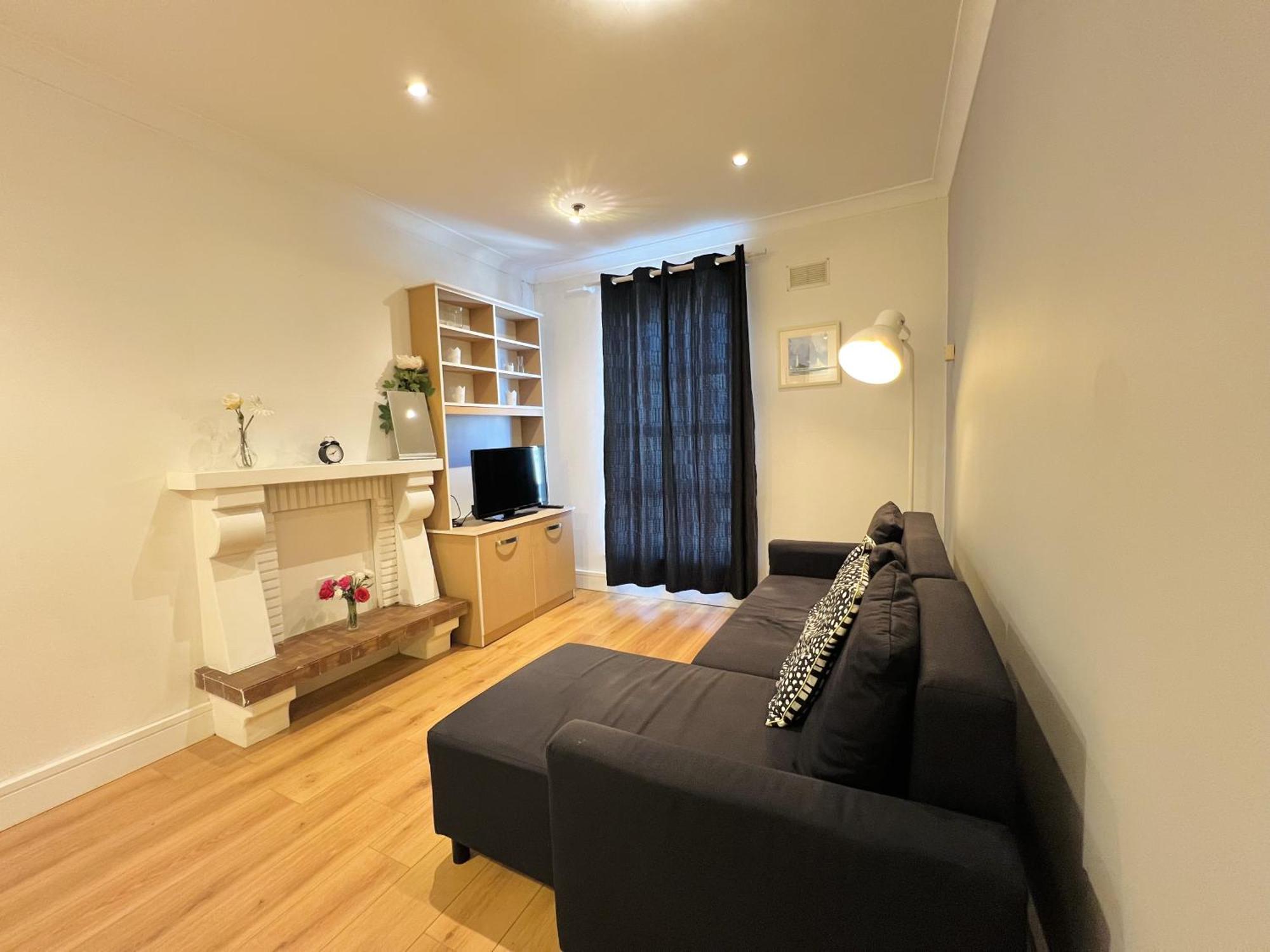 One Bedroom In Centre Apartment *