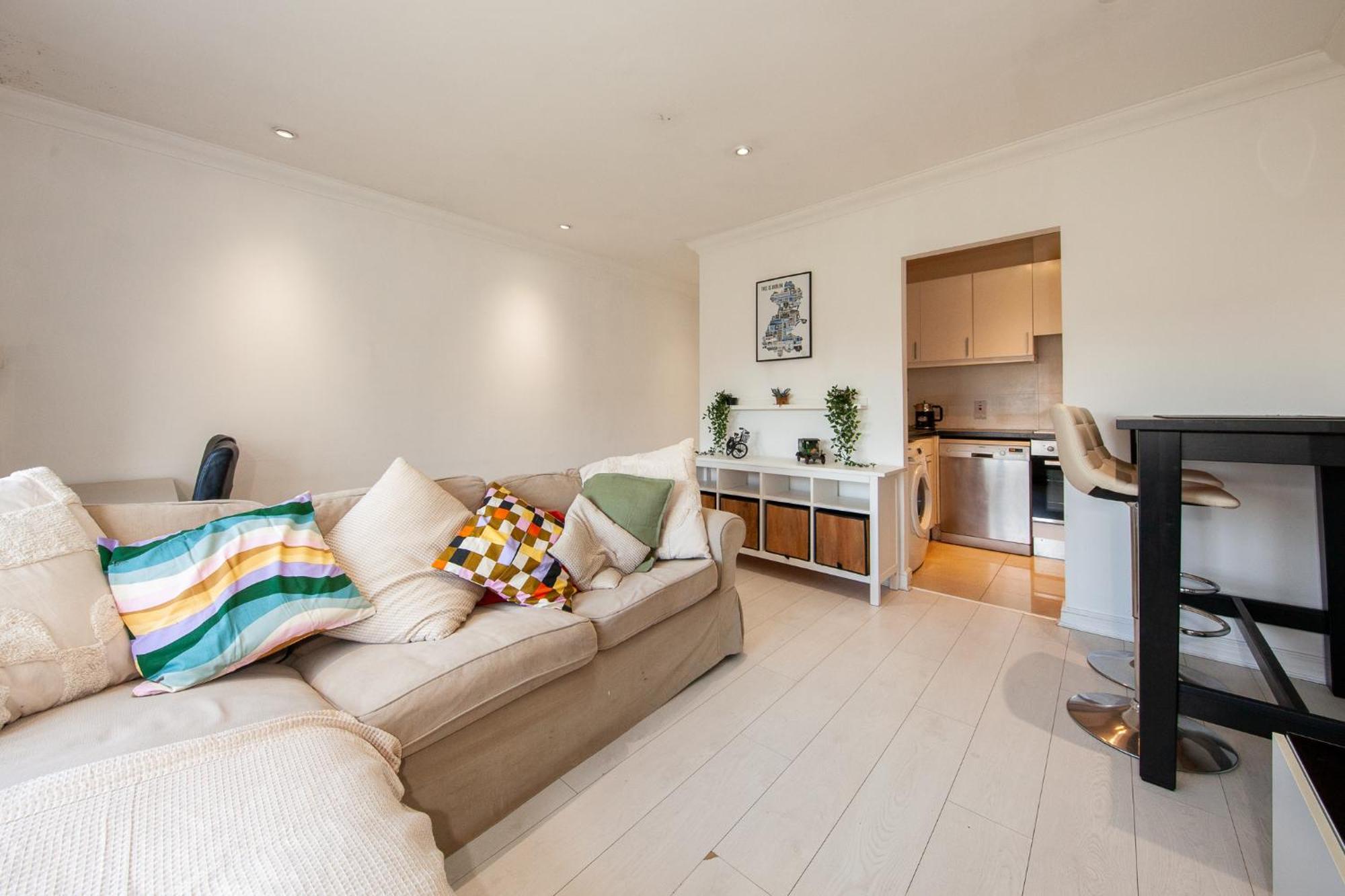 Stylish And Trendy 2br Near Centre