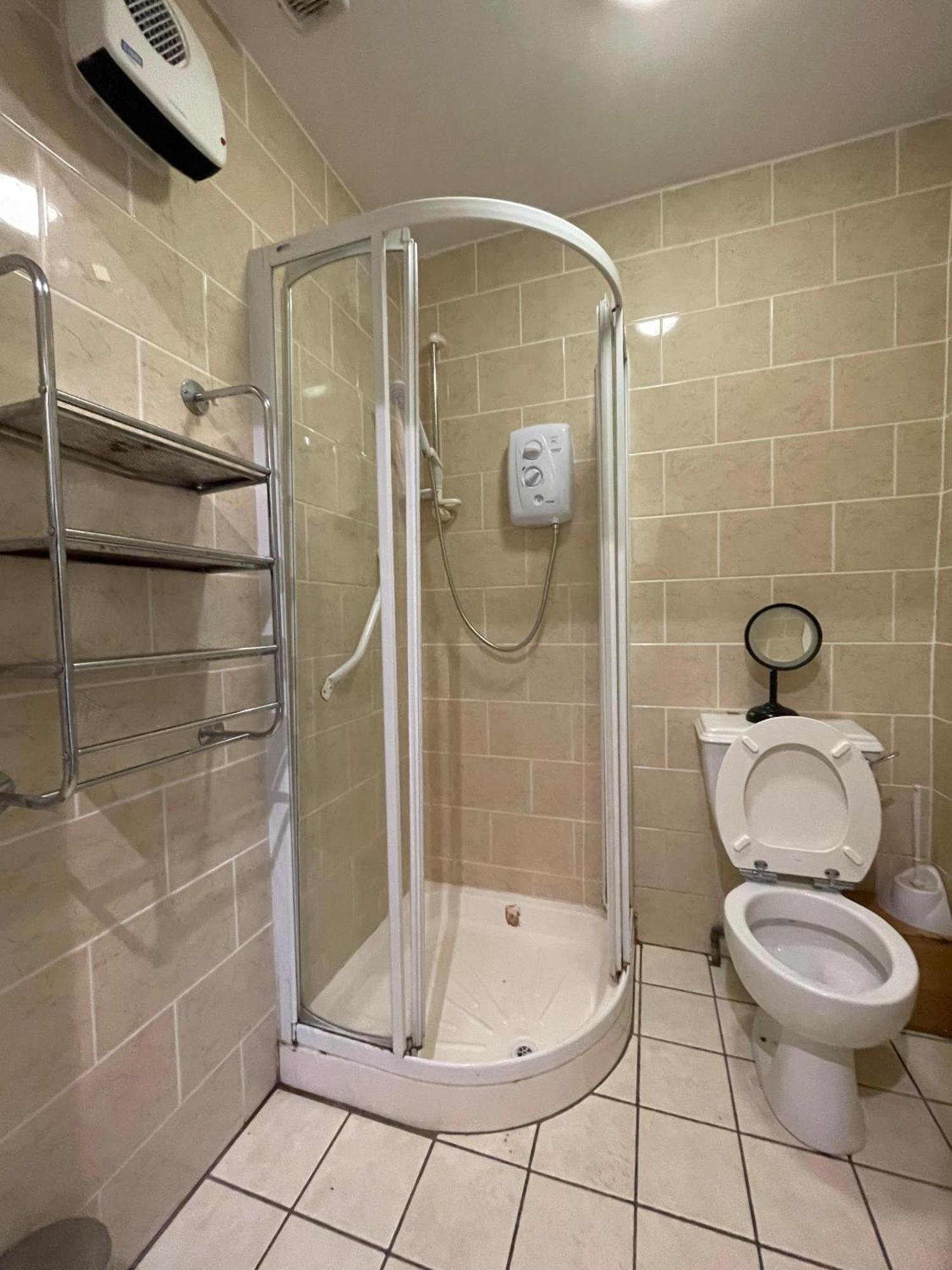 Superb Triple Near Airport - 4 Guest house *