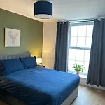 Modern & Spacious Central Apt