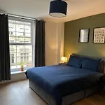 Modern & Spacious Central Apt