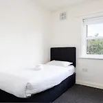 Spacious 2 Bed House - 20 Min Bus To City Center