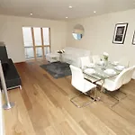 Grand Canal Quay Apt Sleeps 10