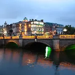 Grand Canal Quay Apt Sleeps 10