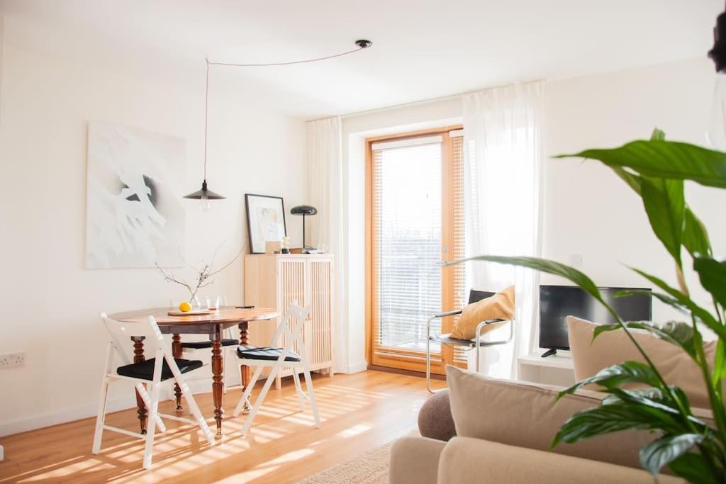 Apartment 2 Bed 2 Bath With Canal View