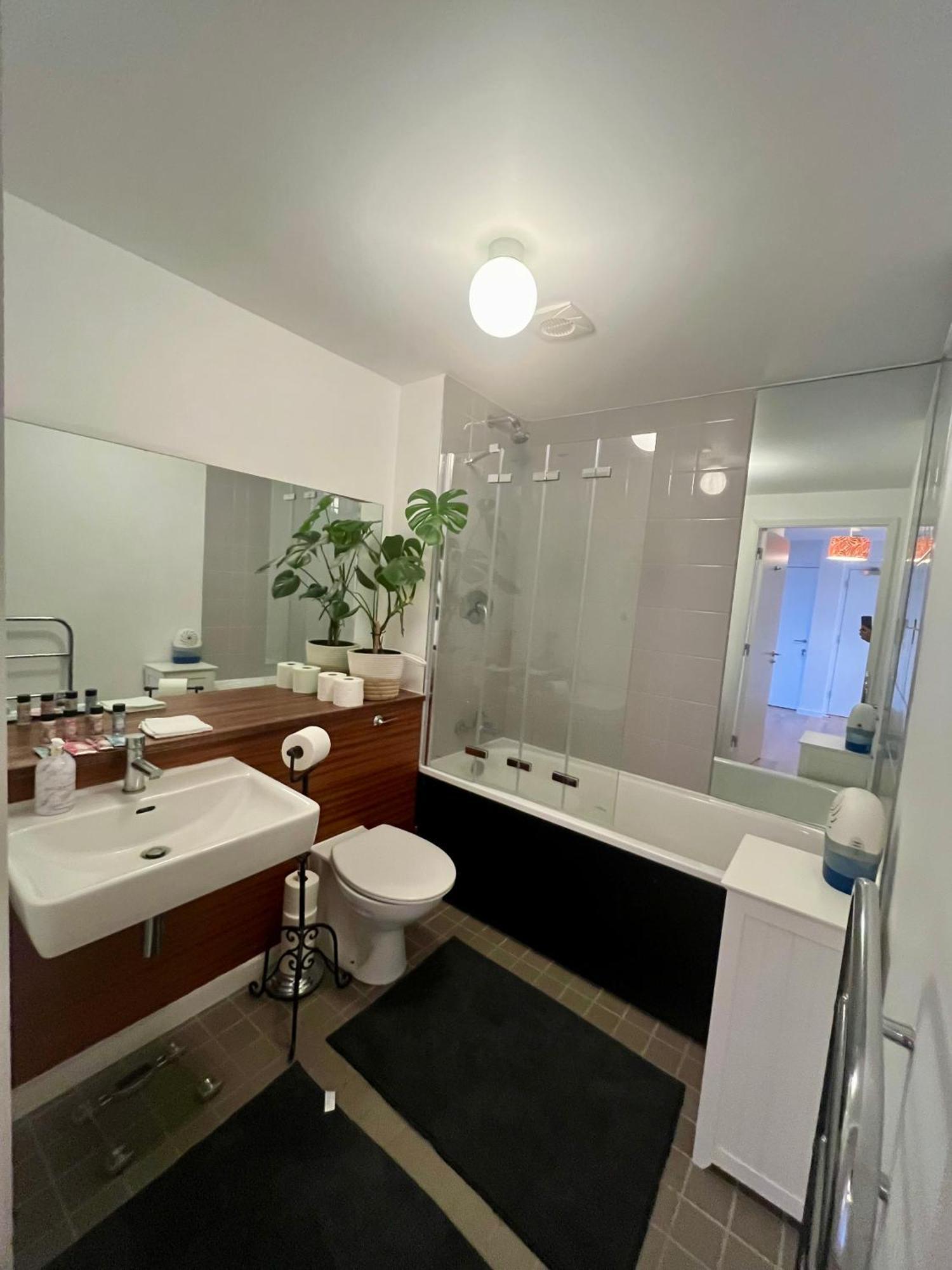 Entire In Exclusive Neighborhood - Comfortably Sleeps Up To 6 Guest Apartment