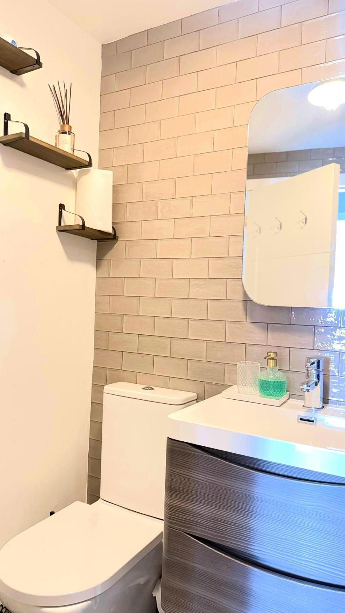 Cozy Double In Vibrant Smithfield