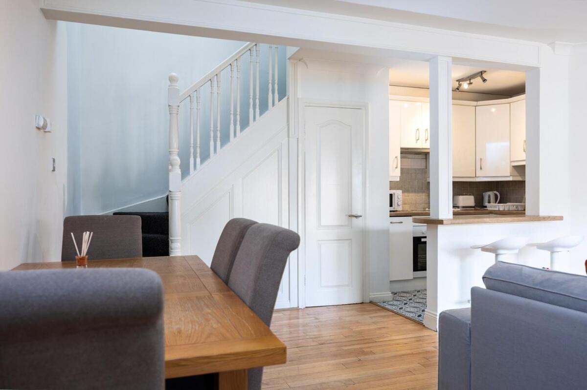 Spacious 2 Bed House - 20 Min Bus To Center Apartment